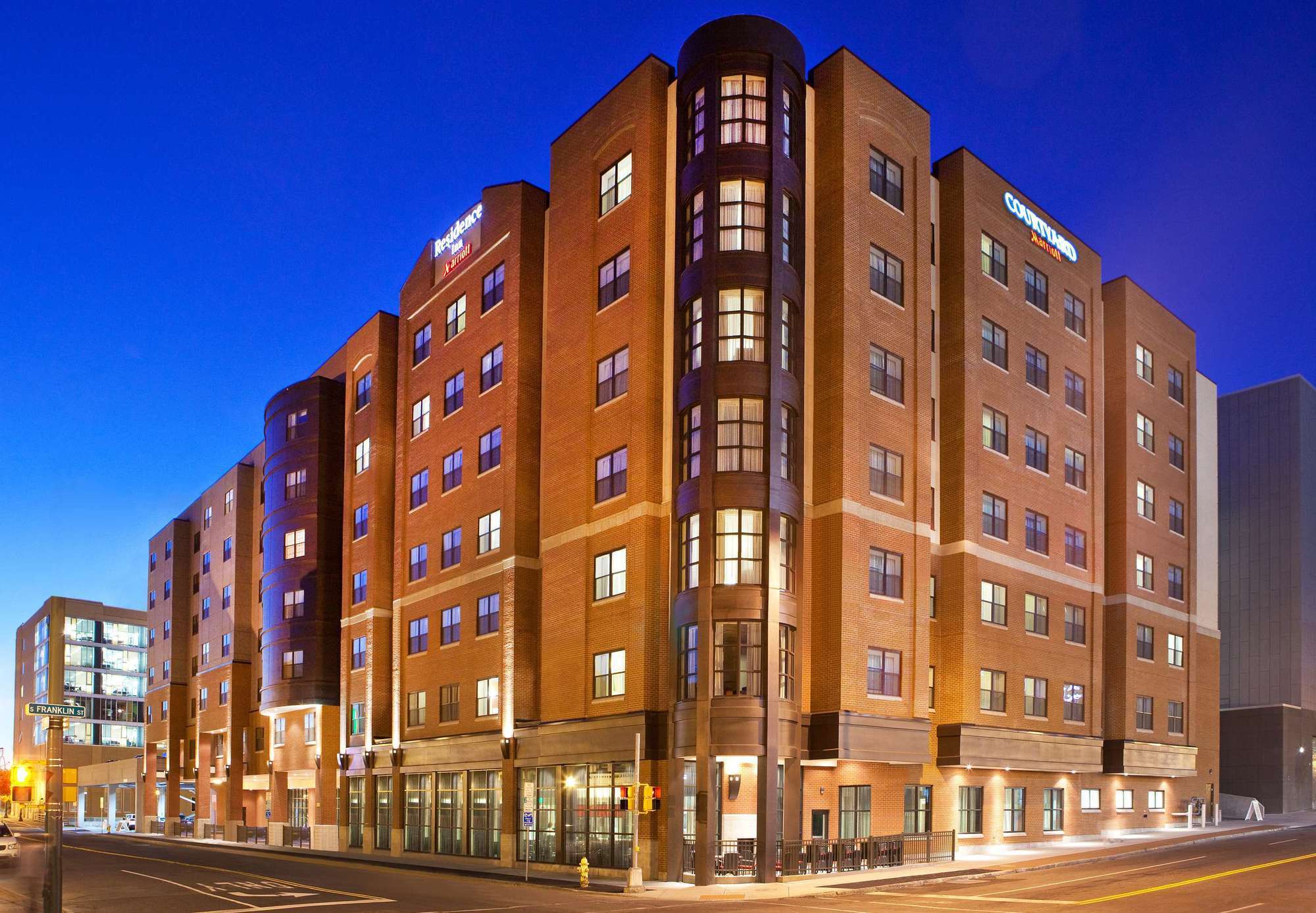 Готель Courtyard By Marriott Syracuse Downtown At Armory Square Екстер'єр фото